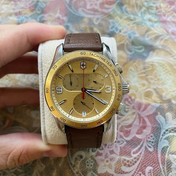 VICTORINOX
Chrono Classic Champagne Dial Men's Watch - Picture 6 of 9